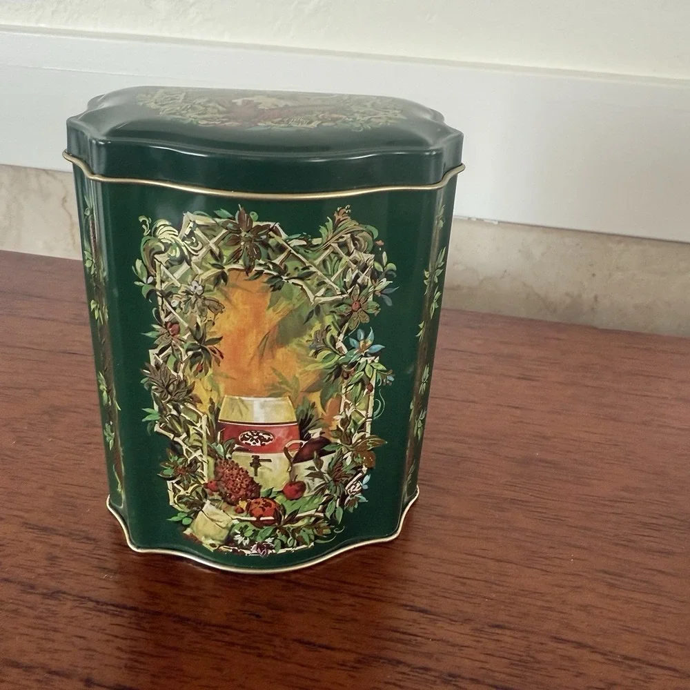 AVON Christmas Tin Canister empty Made in England 1981 Green Christmas Scene VTG